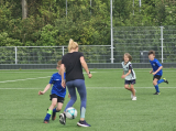 Laatste training S.K.N.W.K. JO10-1 (partijtje tegen de ouders) van woensdag 22 mei 2024 (72/133)
